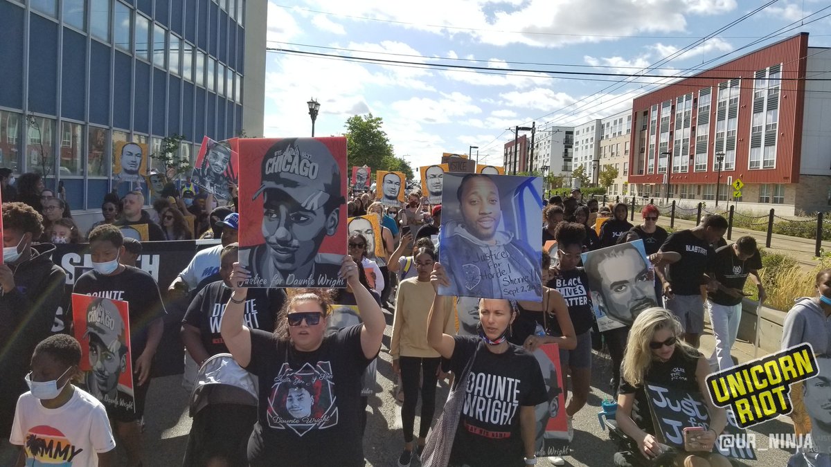 March and caravan for justice for stolen lives lost to police violence in the Twin Cities on it's way to the Capitol, headed by families of #JustinTeigen #DaunteWright #JamarClark #BrianQuinones #IsakAden #WinstonSmith #DolalIdd #CourtneyWilliams. #LIVE -> twitter.com/i/broadcasts/1…