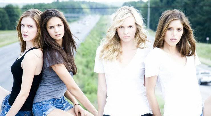 candiceabrasil's tweet photo. E quando a Candice, a Nina, Kayla, Sara e Krystal foram presas acusadas de mostrar os seios para motoristas durante um ensaio fotográfico https://t.co/HpKEpLC06E