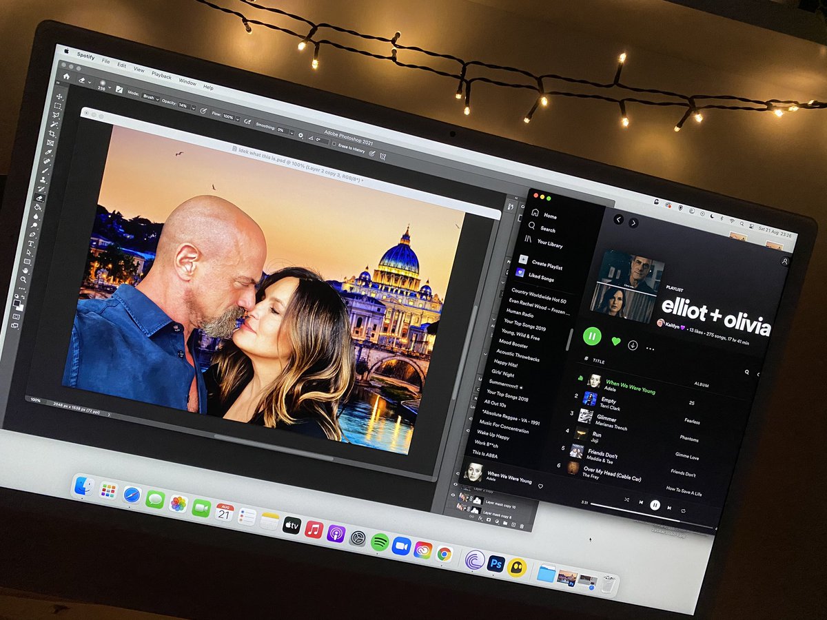 flowerinyourcup's tweet image. Me: I have plans tomorrow, I should head off to bed early
Also me: Orrrrr I could be that person that puts on an EO playlist and plays around in photoshop, ooooh yeah this one should be El showing Liv Rome
#ihaveproblems