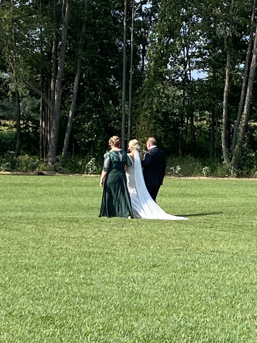 twingablesevent's tweet photo. Very touching seeing both of them walk her down. https://t.co/OSyEAwv0PP