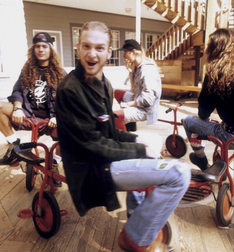 Happy birthday layne staley , we miss u and love u !!! 