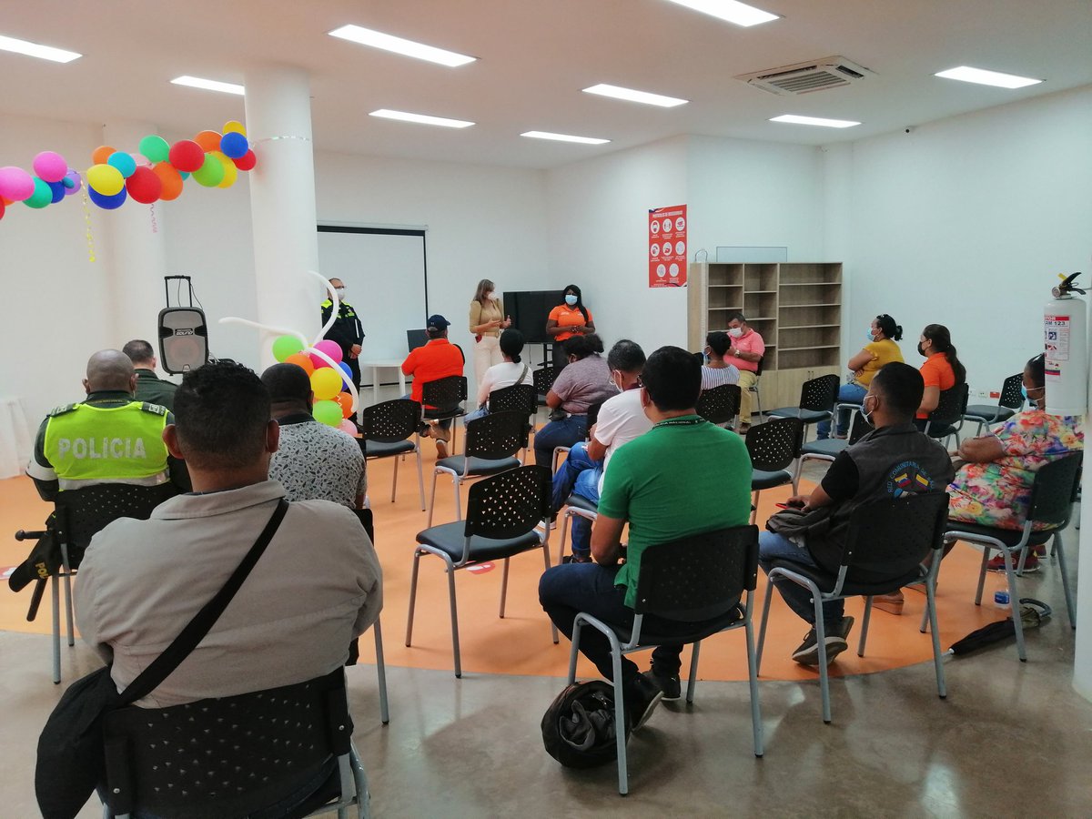 SandraVadel's tweet photo. Por instrucciones de @VirnaJohnson estamos en el Centro de Vida de Bastidas, dialogando con la comunidad frente a la problemática de los jóvenes que generan alteración del orden público en la vía al puerto, generando pánico en la comunidad, llegamos con Hilo👇 https://t.co/zHdalc32fV