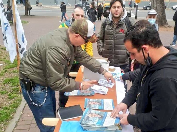 ftepatriota's tweet photo. #CABA Hoy se realizó una mesa de difusión del #FrentePatriota en Parque Lezama, donde nuestro 1er candidato a Diputado Nacional por Capital Federal, Héctor Jaime, conversó con vecinos e informó sobre las propuestas del Partido. En CABA el FP es la #Lista88. https://t.co/Mvdb978Dt7