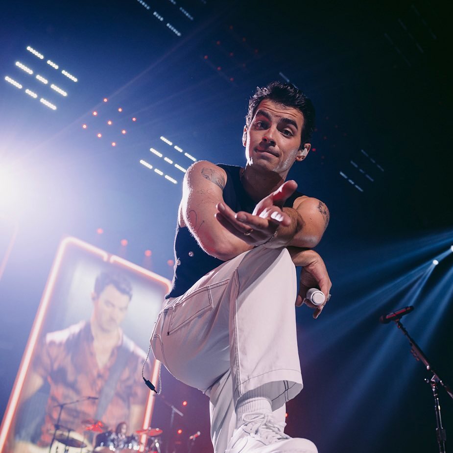 joejonasarchive's tweet photo. he knows what he's doing 🥵 https://t.co/REhSKnKnUJ