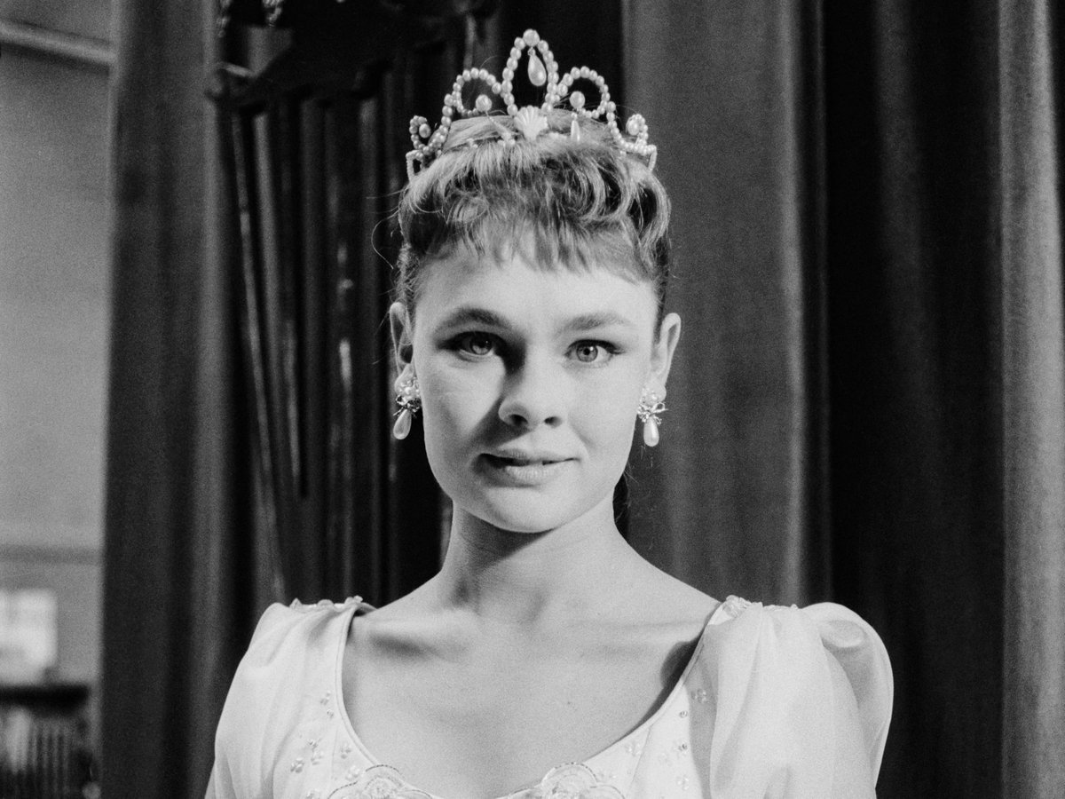 VNYorkshire's tweet photo. Imagine having to write a Top Secret report to "M", head of MI6, as played in many Bond films by Dame Judi Dench....

Dame Judi Dench waws born in York.

#BorninYork #YorkWeek #JudiDench #DameJudiDench https://t.co/uUsddR1Dco