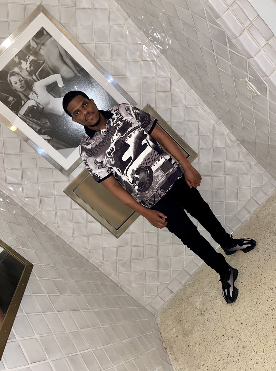GWB_DOE's tweet photo. Rocking all this Supreme
you would’ve thought
I’m from Queens 😎.

Happy Birthday
To A King
Born August 18.

#happybirthdaytome 
#steppingkorrectly 
#klothkutdifferent https://t.co/LdJSKUf0gP