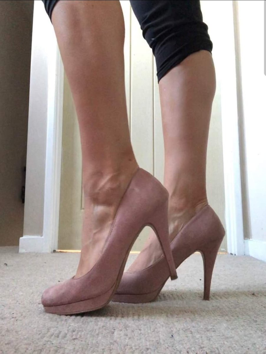 Adam_FeetLover's tweet photo. What feet this girl has #feetpic #footfetish #shoes #sexy #feet https://t.co/DC77VP3cJ8