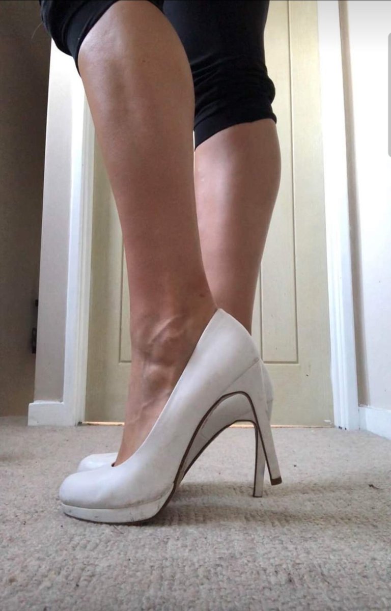 Adam_FeetLover's tweet photo. What feet this girl has #feetpic #footfetish #shoes #sexy #feet https://t.co/DC77VP3cJ8