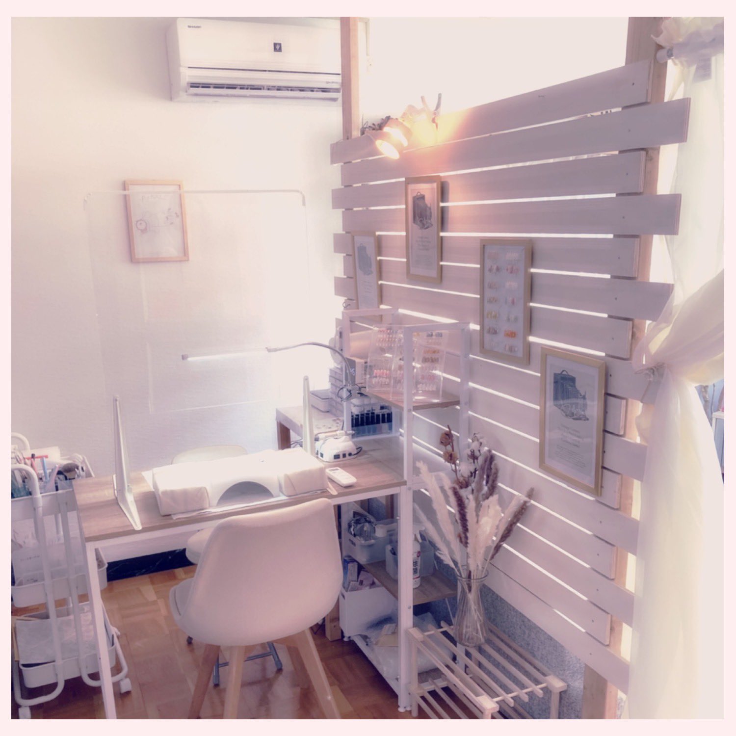 P S Nail 札幌ネイルモニター様募集 リビングの一角で施術させて頂くとても小さなネイルサロン ですがくつろいで頂けるようにホワイト ナチュラルカラーで落ち着く内装にしました 自宅ネイルサロン 札幌ネイルサロン 札幌ネイルモニター募集