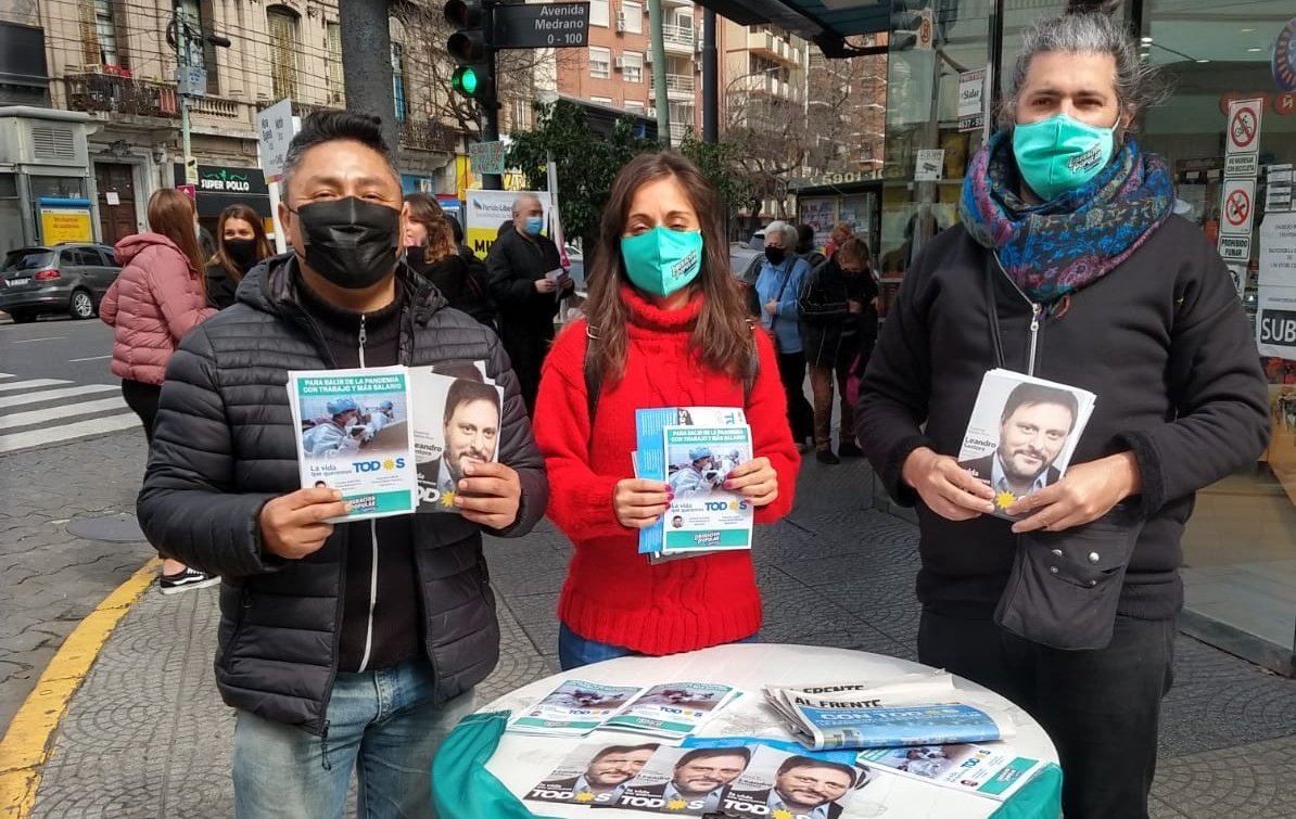 FComuna5's tweet photo. Hoy estuvimos con mesas en todos los puntos de nuestra comuna.

Conversamos con los vecinos y las vecinas sobre la propuesta de @TodosCaba rumbo a las PASO para #LaCiudadQueQueremos ❤️
#LeandroEnLaCiudad☀️ https://t.co/2OBZFtttco