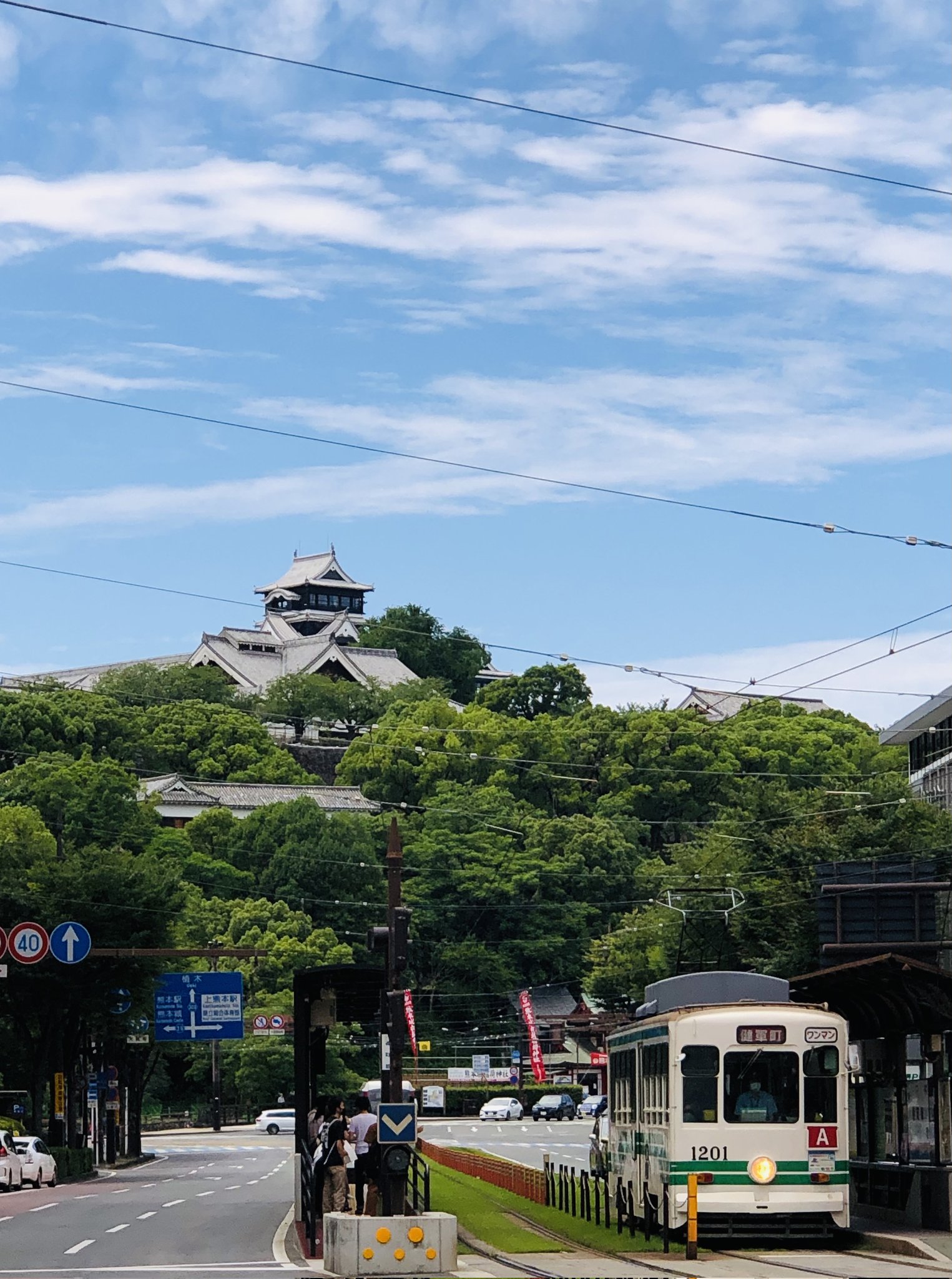自衛隊熊本地方協力本部 公式 今日は チンチン電車の日 熊本 の市電はいつ止まったかわからない位 ブレーキ操作が スムーズ なんですよ 今日もゆっくりと 熊本市の中心部を走っています 熊本地本 路面 電車 熊本地本の最寄り駅は