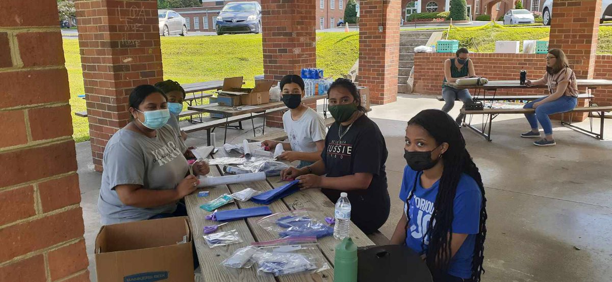 CUS_BetaBeta's tweet photo. #SisterSpotlight 🎊✨ This morning sisters Karina Hernandez-Reyes and Estefania Gonzalez participated in @UNCG_OLCE #spartandayofservice!! 💙💛 Together they were able to help create craft kits for Reading Connections! https://t.co/3FB22VtR1b