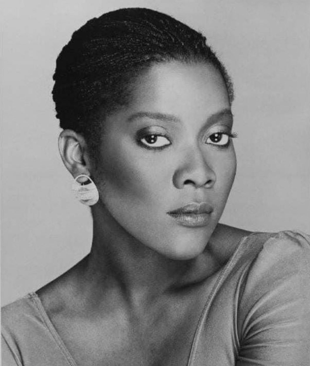 Happy birthday to the beautiful , talented Loretta Devine 
