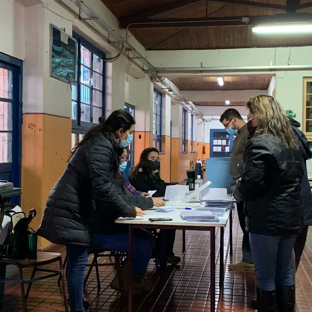 Nata_Sanchez_A's tweet photo. Estamos cerrando otra jornada histórica en el Colegio Gabriela Mistral de #machalí.

Tuvimos una gran participación ciudadana, superando las primarias para alcaldes y gobernadores. 

Este es el camino para un Chile más justo.

@PaulaPdta @PS_OHIGGINS @PsMujeres @MujeresPS https://t.co/CjT21htmO6