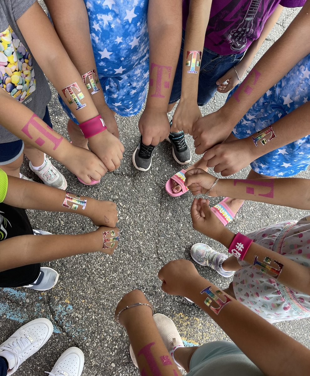 Alma_Mich7's tweet image. My Fav💗orite picture today! #MidwestMagic #littlehumans #magenta #t-mobile