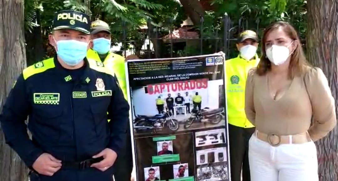SandraVadel's tweet photo. Hoy en compañía de @PoliciaStaMarta dimos a conocer la captura de 3 integrantes del 'Clan del Golfo' en el populoso barrio Pescaito, quienes se encuentran inmersos en la comisión de diferentes delitos. #SeguimosTrabajando https://t.co/EgCeETkGsf