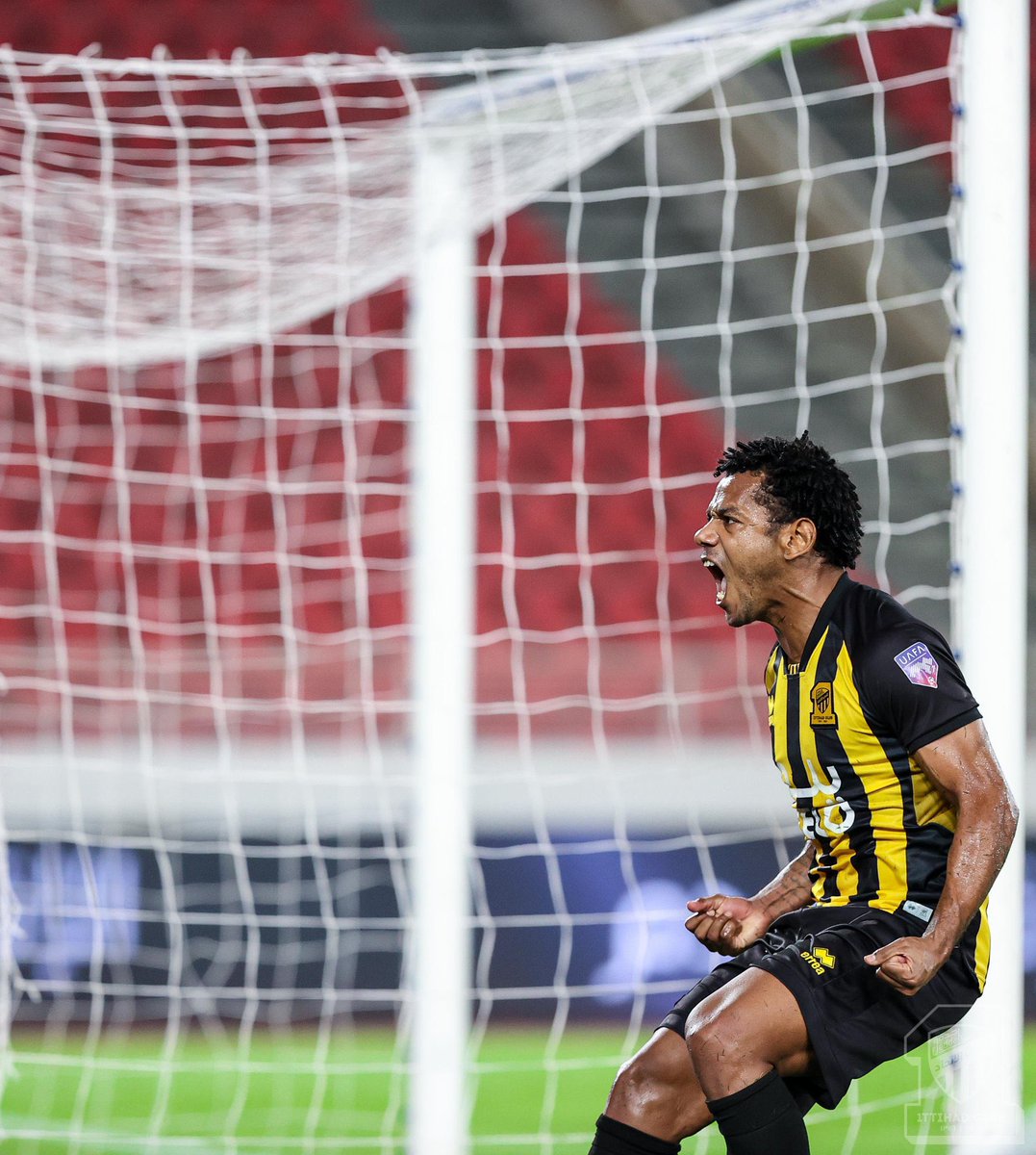 AImodrj's tweet photo. شكراً رومارينهو 🙏🏻💛

حصل على جائزة افضل لاعب وافضل هداف في البطوله برصيد 10 اهداف . https://t.co/EXpn1SveI4