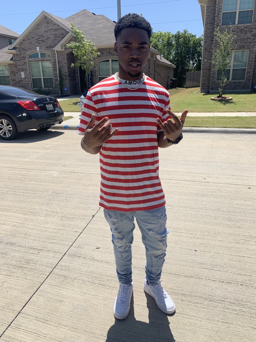 Walk in G-Star, buy the fit off the mannequin👣.