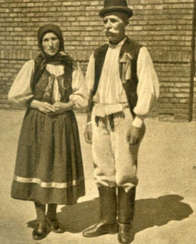photos_archive's tweet photo. Szekler couple, Transsylvania - 1940. #székely #erdély #transsylvania https://t.co/lJb6fboebT
