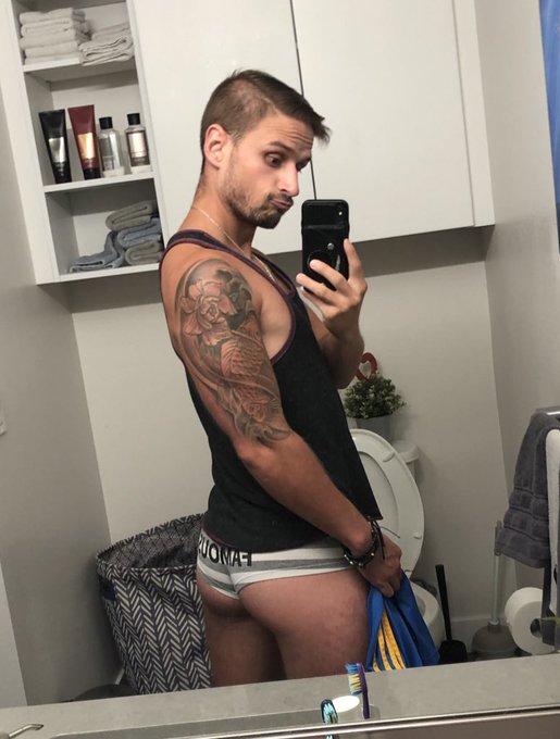 Booty cheeks saying HII ??? https://t.co/V3i9CnFNyq