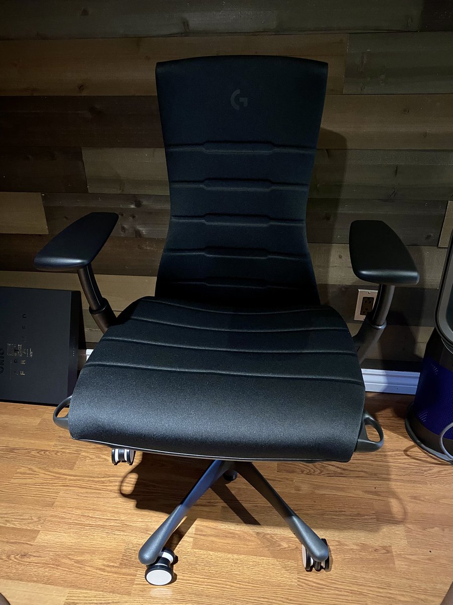 Puttherr's tweet photo. Sheesh! After getting the Aeron a while back I didn’t think it could have been beaten but @HermanMiller outdid themselves once again with the HM x Logitech Embody. Use code PUTTHER15 for 15% off all their gaming products! 

300 likes and I’ll do a mini setup tour when my PC comes https://t.co/jOcsk5SGPv