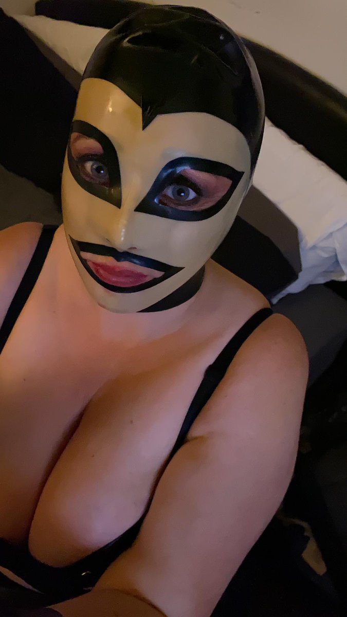 ReplicantTopaz's tweet photo. This hood #latex #littlerubbercherry #latexhoods #latexfetish #latexcouples https://t.co/uLoM2yqZXh