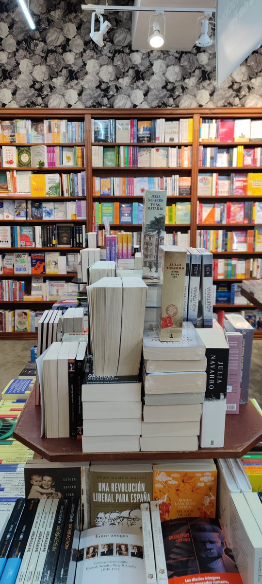 JPintoLL's tweet photo. No se siente la misma emoción que cuando era presencial pero igual aproveché los descuentos de la feria del libro. Mi tienda favorita fue EL LECTOR de albrook mall, descuento de 10% incluido 🤩 https://t.co/badpoZx05u