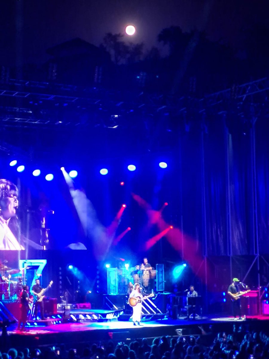 Mercedes_Casti's tweet photo. @vanesamartin_  Gracias por una noche en #Huelva  casi como las de antes de la pandemia. Creo que se notaba que lo hemos pasado pipa 🎶🙌😉 Los choqueros somos así de disfrutones 😹😹 
#vanesamartinenconcierto 
#culturasegura
#Spainisback https://t.co/xGyRUGfYcR