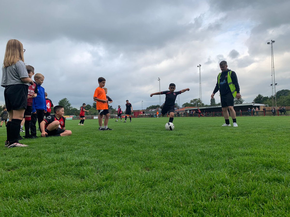 harefieldyouth's tweet photo. Congratulations to our Men’s first team, winning 2-1 today to get through to the next round of the FA cup.
Fantastic to see some of our youngest players back in the stadium as mascots and having fun at half time with a penalty shoot out ⚽️
#oneunitedclub #haresfamily https://t.co/axKhJ5Rgqr