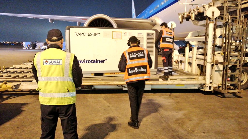 Oficiales de Aduana registran llegada de los contenedores de vacunas Sinopharm que bajan directamente del avión. Son 614 400 dosis que contribuirán a la vacunación contra la COVID-19.