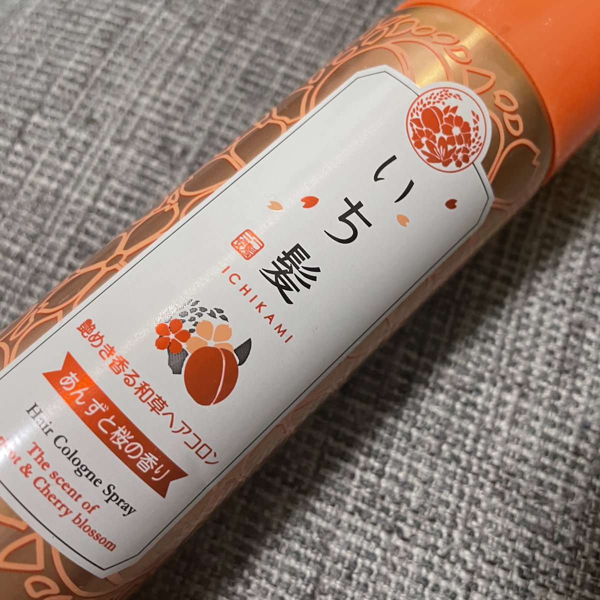 ナズナ A Twitter いち髪 艶めき香る和草ヘアコロン あんずと桜の香り Uvカットもついてたので 出かける前に髪の毛に振ってました いち髪のこの匂いめっちゃ好きだけど シャンプーとかより濃い 感じがしてもうちょいふんわり香る感じなら良かったなーと思った