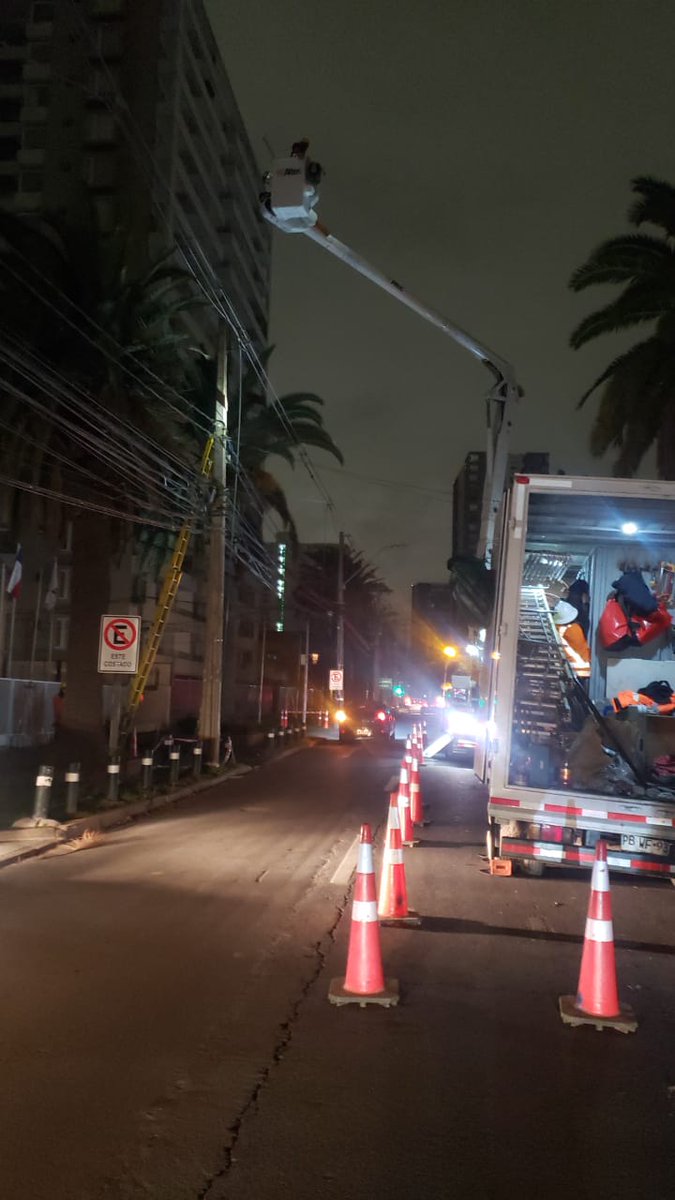 Enel_Informa_CL's tweet photo. [19:25] Continuamos trabajando en #CorteDeEnergía en sector desde Autopista Central hasta Frankfort, en comuna de San Miguel. El suministro será normalizado aproximadamente a las 21:30 hrs. En imágenes el trabajo de nuestros técnicos y el lugar de la incidencia. https://t.co/zaQBmiQrHN