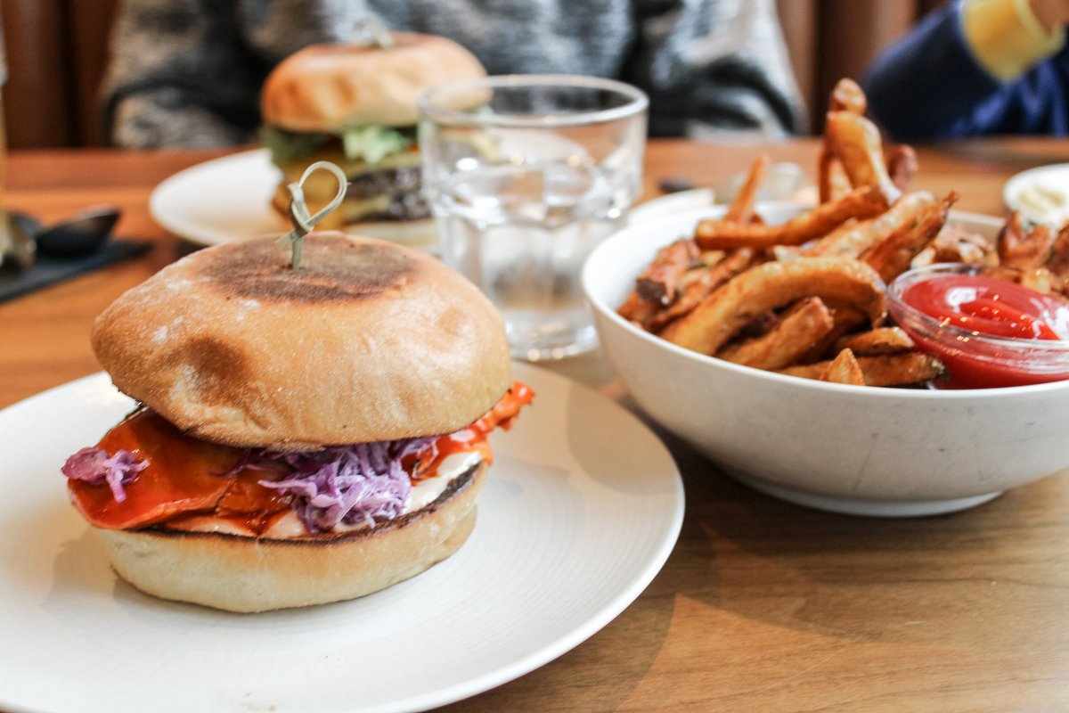 moore_wander's tweet photo. Have you traveled to the Mid West this year? My favorite big city in the area is Chicago! On my most recent visit we visited @shedd_aquarium, the "Bean" in Millenium Park and had some amazing Chi-Town eats! 

#chicago #chitown #midwesttravel https://t.co/9DfxNk0y6K