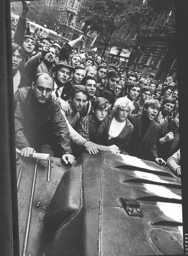 MamuteMarcos's tweet photo. E como foi a reação soviética?
Fazendo o que os Soviéticos mais faziam, mandando trop@s e m@tando.
#PrimaveradePraga https://t.co/yOICTrAaiA