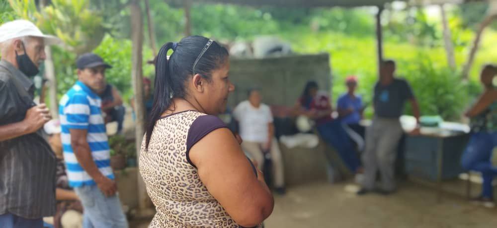 gabycomunas's tweet photo. Visitamos Filas de Mariche donde sostuvimos un conversatorio con productores y vocerxs de la Comuna Patria Grande Socialista. Luego de escuchar sus necesidades, concluimos que para avanzar en cada proyecto es fundamental que la comunidad se organice y planifique. #ComunaONada https://t.co/TNpsU5RuAF