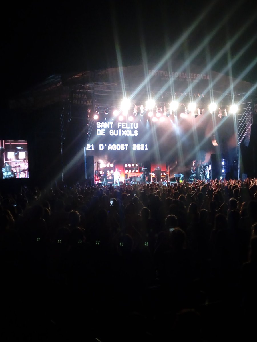 ainaverl's tweet photo. Vibrar de nou! per tots els visibles i invisibles que fan possible un concertàs com el d'avui @vetustamorla @PortaFerrada https://t.co/Honc7pek1t