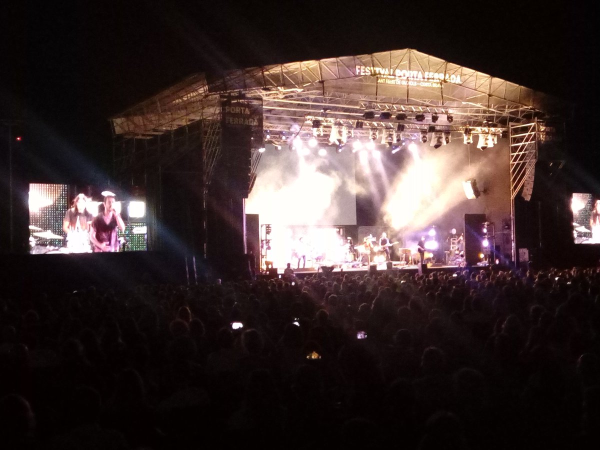ainaverl's tweet photo. Vibrar de nou! per tots els visibles i invisibles que fan possible un concertàs com el d'avui @vetustamorla @PortaFerrada https://t.co/Honc7pek1t