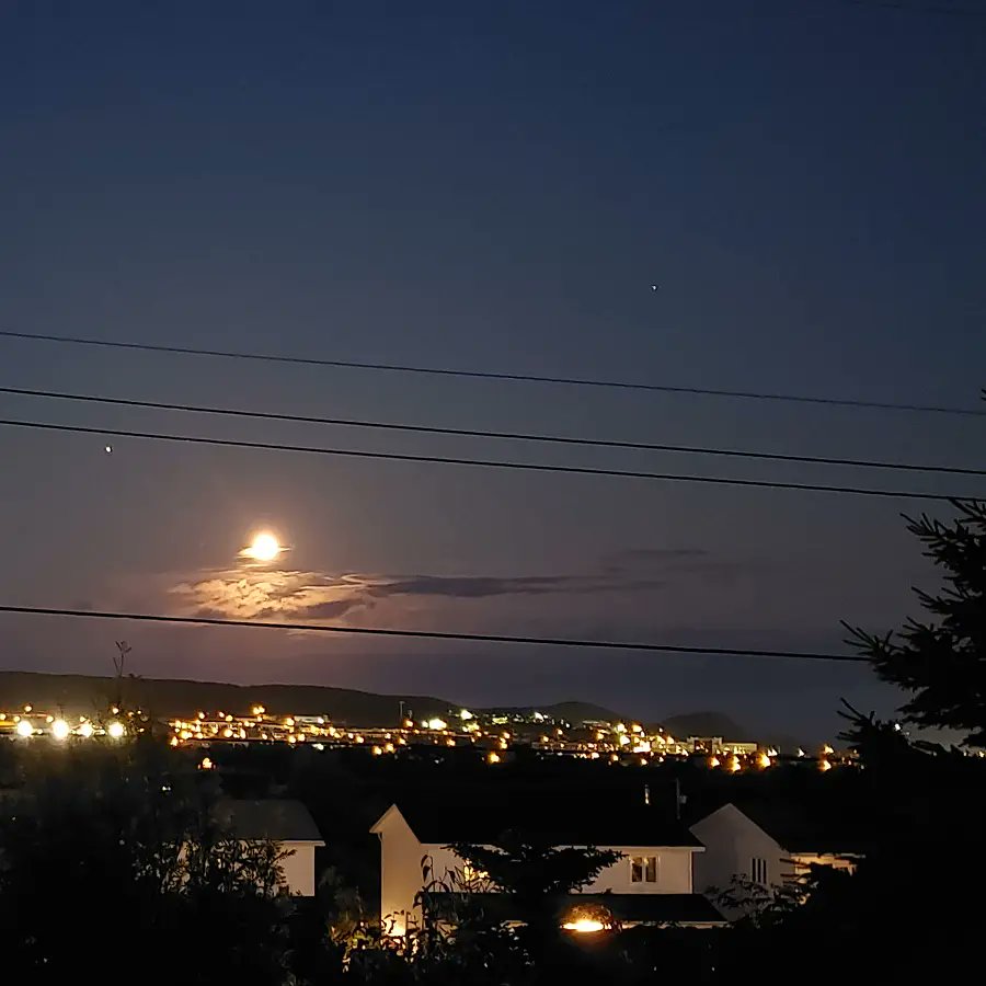 #jupiter the #moon and  #saturn in the night sky #nlwx The #fullmoon #sturgeonmoon is supposed to be tomorrow night, but who knows if we will see it, so I snapped it tonight. #bringingchange #chargethemifyougotthem  #friggenwires