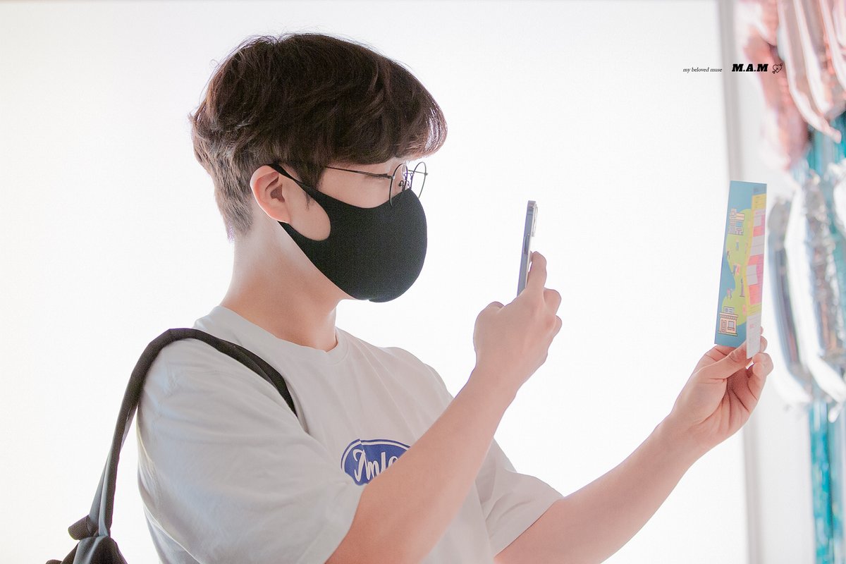 210820 Soran 11th Anniversary ‘Grand Soran Festival’
싸인 스탬프 어디다 찍냐고 물어보신 뒤에 인포 시트 오빠 싸인 자리에 딱 예쁘게 찍고 신기해하신,,,, 인증샷까지 찍으신,, 너무 귀여운 모습,,, 정말 쏘 큐트,,,,,,😂🥲😢😭
#소란 #고영배 #소란11주년축하해 #우린언제까지나소란비춰주는별