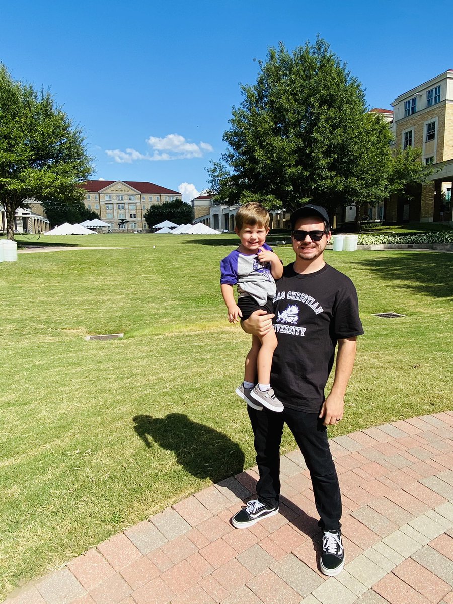 callieannnnn's tweet photo. My biggest cheerleaders💜
#TCU #gradschoolorbust https://t.co/xYvhP2FqGh