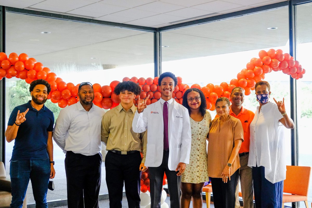 KristoffCrayton's tweet photo. White Coat Ceremony down! None of this would be possible without the continuous support from friends and family. Dr. Crayton will be here soon
#PharmDloading https://t.co/iT78vgVhgM