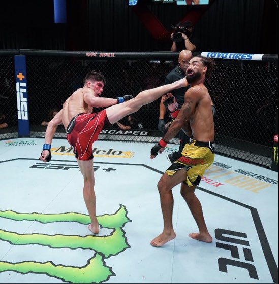 Solo_MMA's tweet photo. El chileno Ignacio Bahamondes consigue su primera victoria en UFC y con un KO del año sobre Roosevelt Roberts al 4:55, Round 3 🇨🇱 #UFCVegas34 

📸 UFC https://t.co/TewG4idhfM