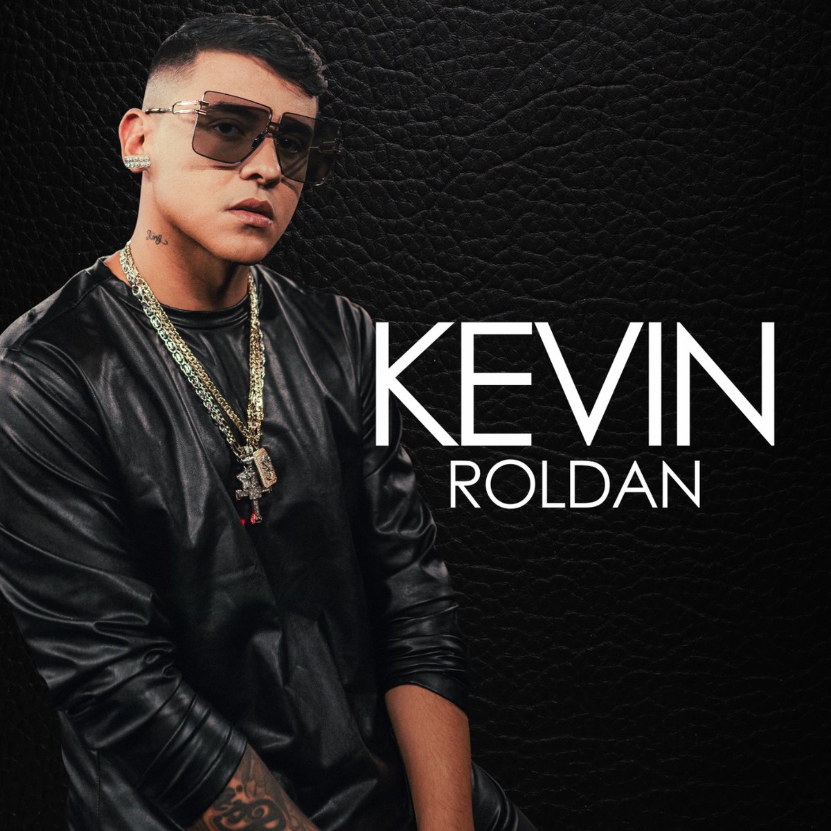 UMUSICA's tweet photo. ¡Hoy nos vamos de perreo 👯! Si tú también quieres mover tu booty 🍑 #HastaAbajo toda la noche reproduce ya #Bofff Deluxe de @KEVINROLDAN.
https://t.co/lWvJVHMYus https://t.co/HepOlAkBcx