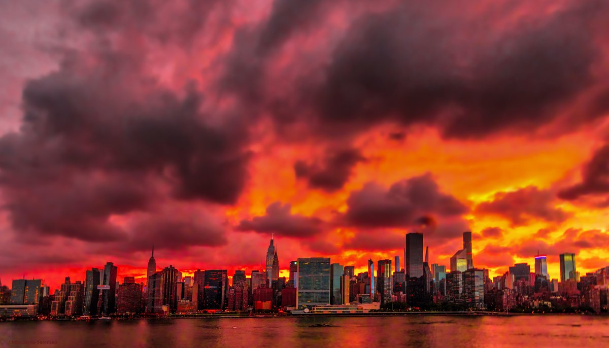 Splashes of pink &amp; gold in the stormy #sunset skies over #NYC tonight, as the region braces for #Henri. #HurricaneHenri #storm
