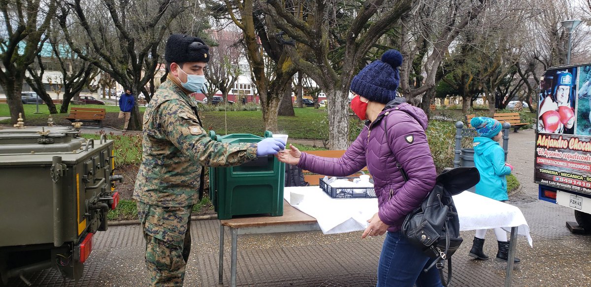 IvChile's tweet photo. Efectivos de la Compañía Logistica Div.N°4 "Coyhaique" sorprendieron a los transeuntes entregando un café caliente en la plaza de Armas de Coyhaique.@PyERegionAysen @Coyhaique_Datos @subse_ffaa @Ejercito_Chile @mindefchile https://t.co/kjlvAz1Kza
