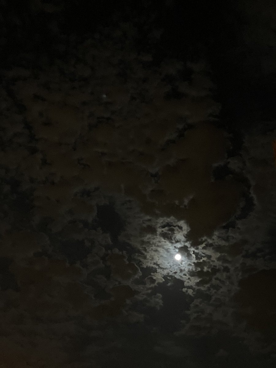 مَ كنها الا قمراً تخاطفها السّحايب