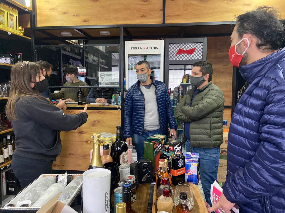 FerPerezQuilmes's tweet photo. Estuvimos en #SanFranciscoSolano junto a @wqueijeiro y el equipo de #DarElPaso charlando con los vecinos y comerciantes. Solano sigue teniendo los problemas de siempre y hoy con una situación agravada para los comerciantes. Debemos poner la ciudad en clave de progreso nuevamente. https://t.co/1gz8tzeMDc