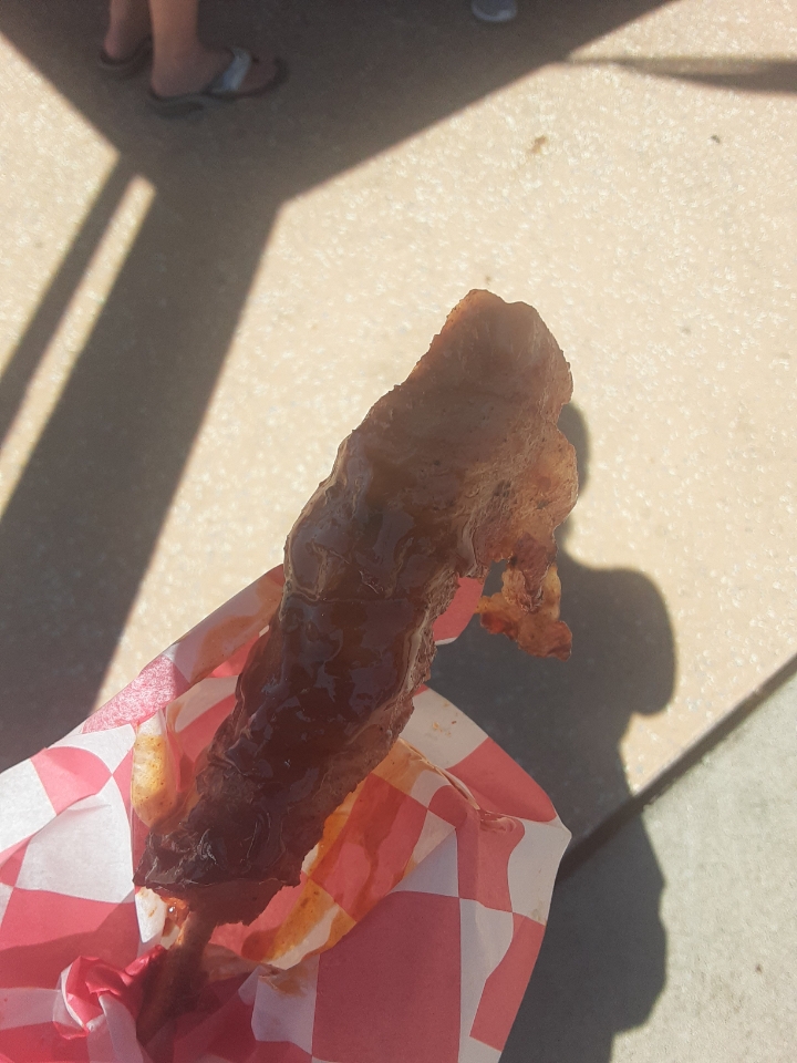 JuneOwens42's tweet photo. A trip to the Iowa State Fair would not be complete without stopping by a few of the stands.
Pictured: Grilled Iowa Corn, a bacon wrapped rib on a stick, caprese salad on a stick and fresh squeezed lemonade. 🌽🥓🍅🍋
#HowDoYouFair
#IowaStateFair2021 https://t.co/djrcvnUBeW