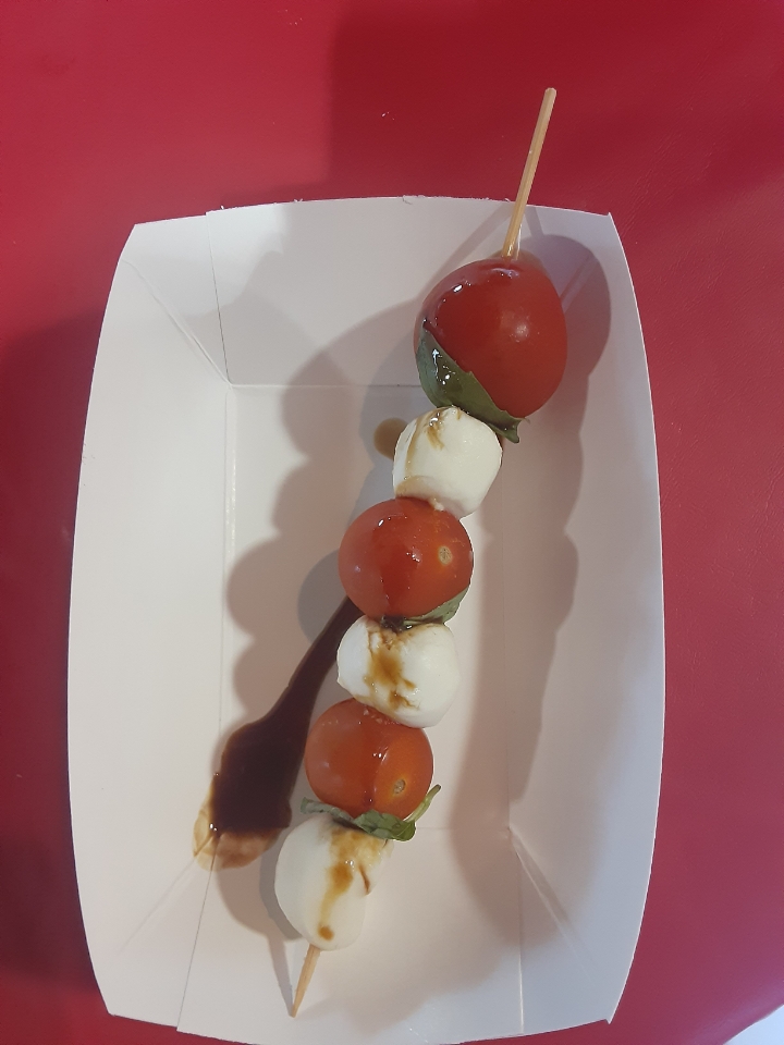 JuneOwens42's tweet photo. A trip to the Iowa State Fair would not be complete without stopping by a few of the stands.
Pictured: Grilled Iowa Corn, a bacon wrapped rib on a stick, caprese salad on a stick and fresh squeezed lemonade. 🌽🥓🍅🍋
#HowDoYouFair
#IowaStateFair2021 https://t.co/djrcvnUBeW