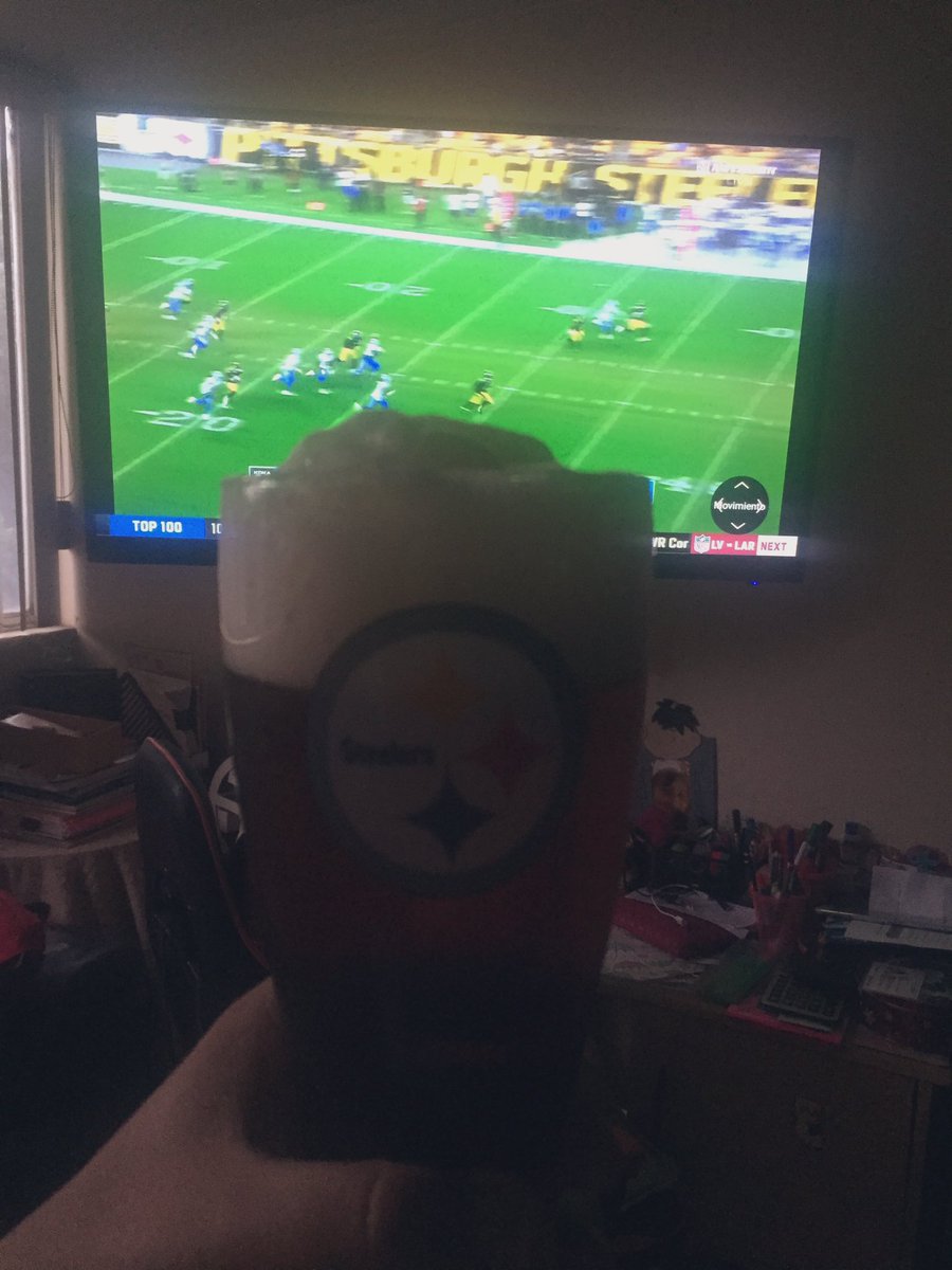 666kingmonster's tweet photo. @estebannmacias @steelers Chingon!!! Saludos!!! https://t.co/TgLn5G98pO